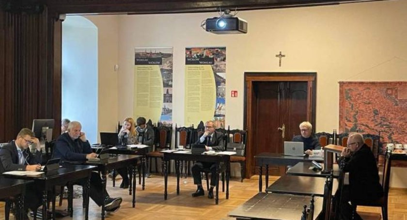 Tylko w powiecie wołowskim taka praca? Sekretarz powiatu zarobił więcej od starosty i jego zastępcy