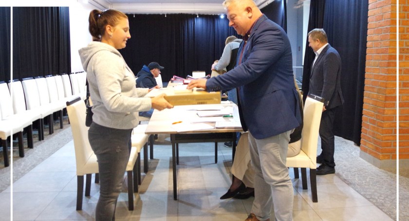 Trwa przekazywanie komputerów dla dzieci z rodzin byłych pracowników PGR