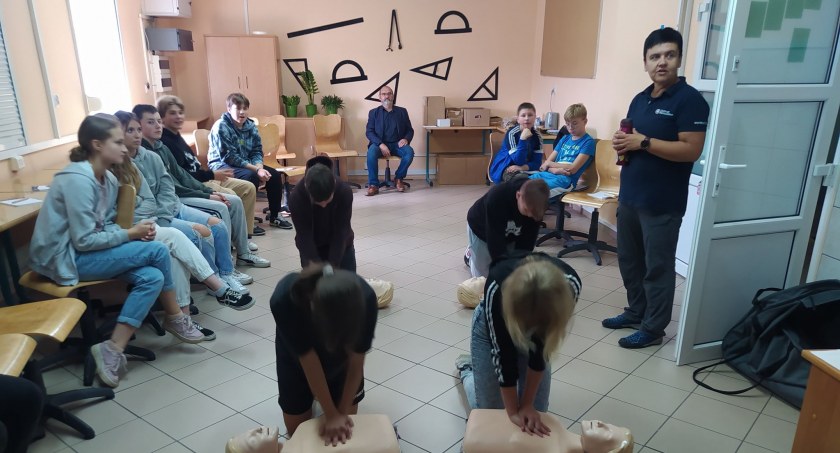 Szkoła otrzymała defibrylator. W szkoleniu wzięli udział uczniowie, nauczyciele i rodzice