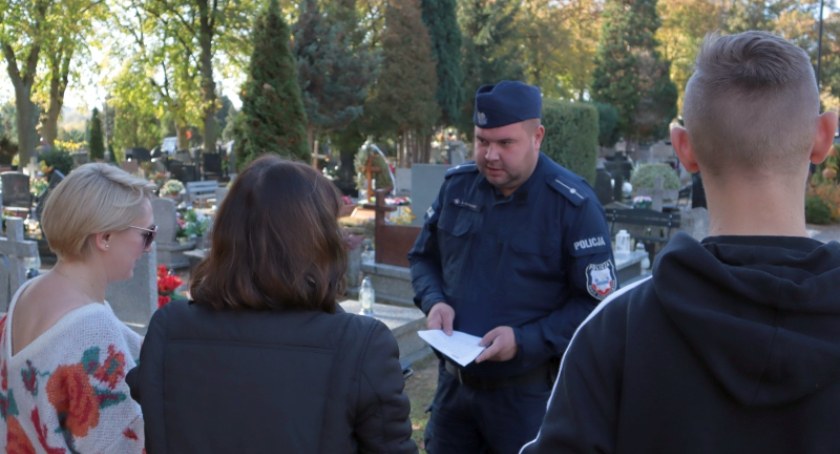 Policjanci z Wołowa rozmawiają z mieszkańcami o bezpieczeństwie nawet na cmentarzach