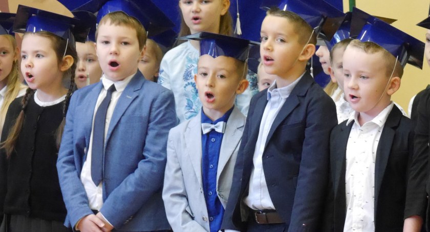 Pierwszoklasiści z Brzegu Dolnego mianowani na uczniów [ZDJĘCIA]
