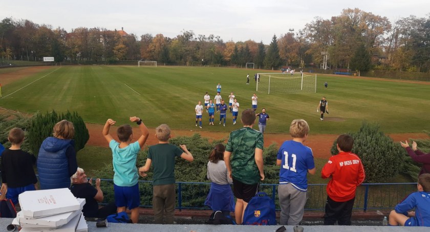 Młodzi zawodnicy z Brzego Dolnego dopingowali starszych kolegów