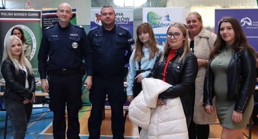 Policjanci z Wołowa na Targach Pracy zachęcali do pracy w mundurze