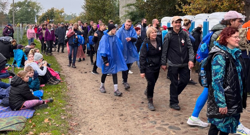 Parafianie z Lubiąża poszli pieszo do grobu św. Jadwigi