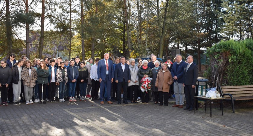 Uczniowie i ich goście wzięli udział w akcji Szkoła do hymnu