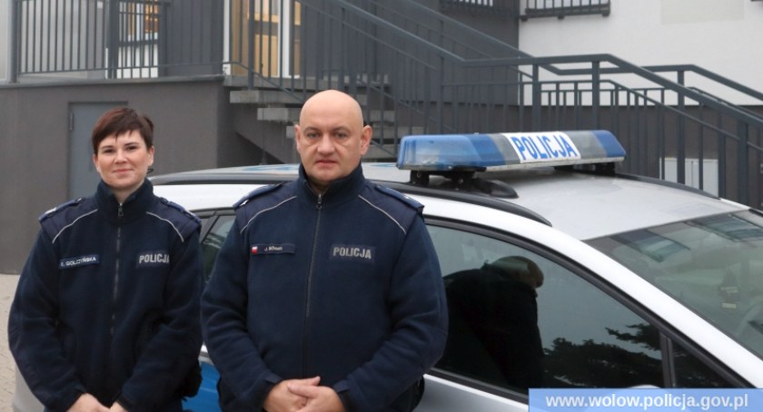 Policjanci wynieśli z pożaru starszą kobietę