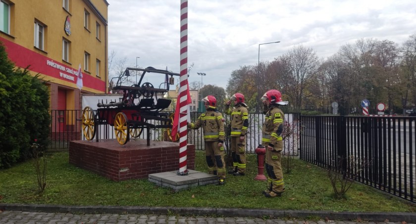 Uroczysta zmiana służby w wołowskiej komendzie