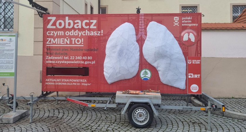 Mobilne płuca stanęły przy wołowskim ratuszu [WIDEO]