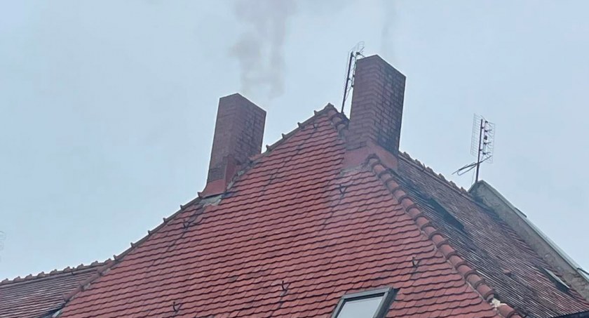 Mieszkańcy alarmują, że z kominów w Wołowie unosi się duszący dym. Sprawdziliśmy co mówi odczyt mobilnych płuc! 