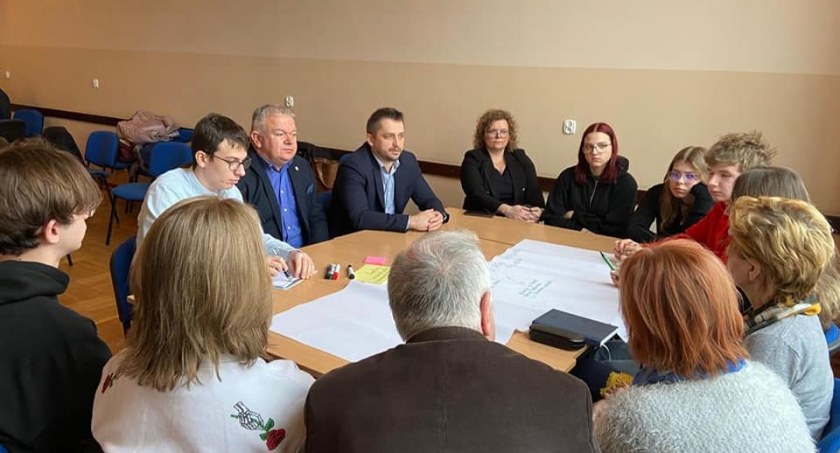 Dyskutowali z młodzieżą o potrzebach powiatu