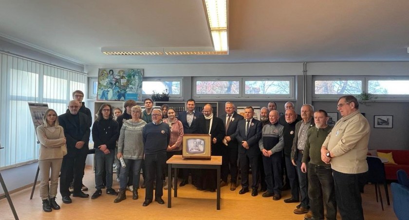 Opozycjoniści i ludzie stanu wojennego na otwarciu wystawy w Wołowie