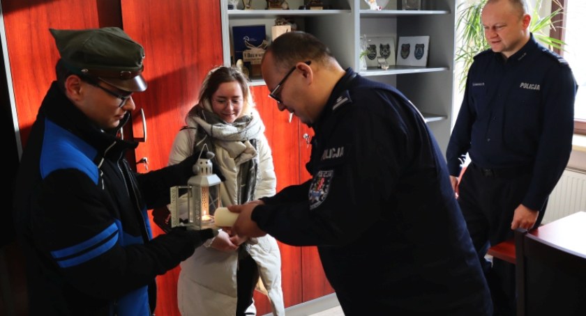 Betlejemskie Światło Pokoju zawitało do wołowskiej komendy