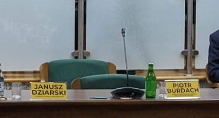 Prezes powiatowego szpitala zarabia 18 tys. zł miesięcznie, odprawa roczna to 100 tys. zł? Zasłużył na te pieniądze? 