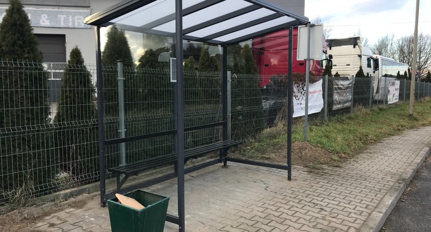 Nowe wiaty przystankowe pod Wołowem