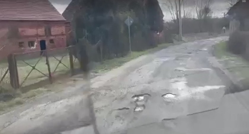 Droga powiatowa Pełczyn- Głębowice to dziura na dziurze [wideo]