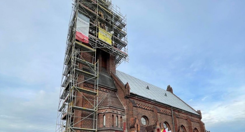 Remont wieży kościoła w Radeczu dobiega końca, ale potrzebne jest wsparcie