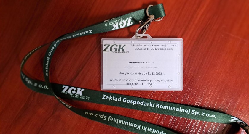 Pracownicy gminnej spółki ze specjalnymi identyfikatorami