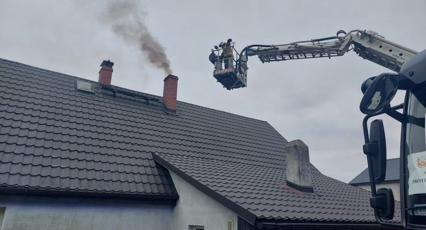 Zapaliła się sadza w kominie. Interweniowali strażacy