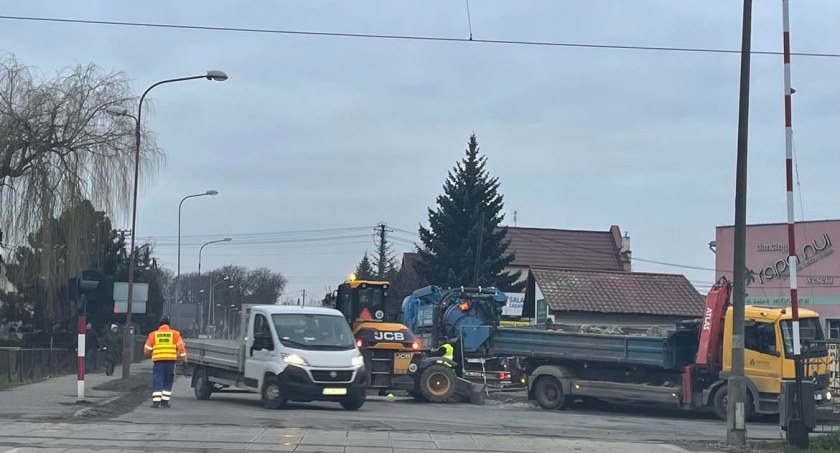 Zamknięty przejazd kolejowy i zmiany ruchu na drogach. Jak się jeździ?