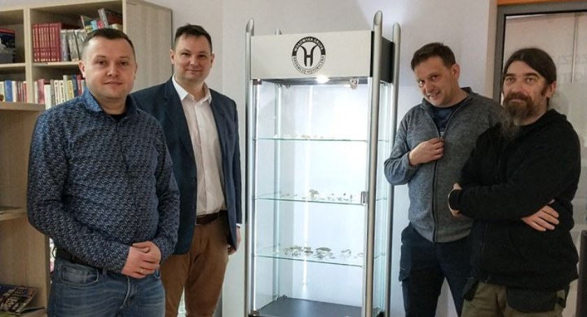 Eksponaty Wołowskiej Grupy Historycznej trafiły do biblioteki