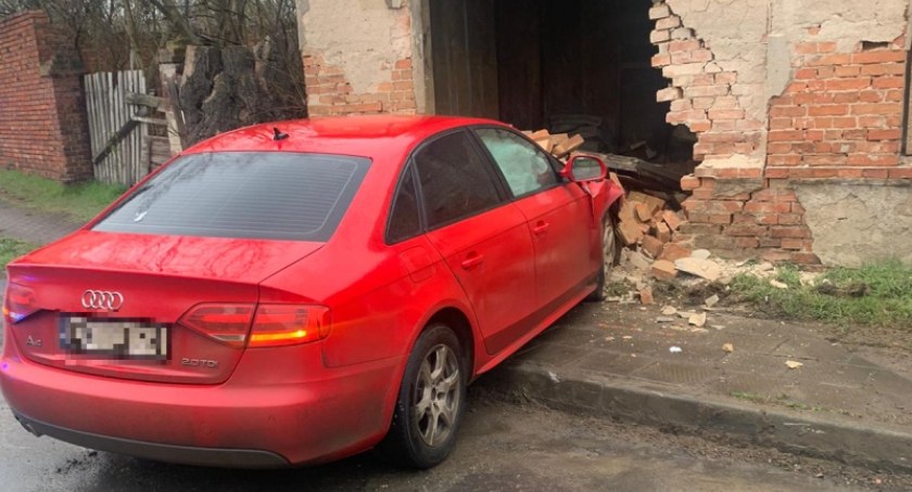 Pijany kierowca rozbił samochód o ścianę budynku i uciekł