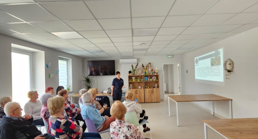 Policjantka na spotkaniu z dolnobrzeskimi seniorami