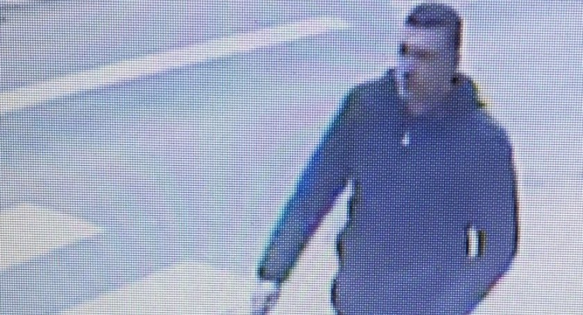 Policja poszukuje sprawcy kradzieży kolczyków na tzw. wyrwę