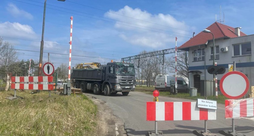 Trwa remont przejazdu kolejowego w Brzegu Dolnym [wideo]