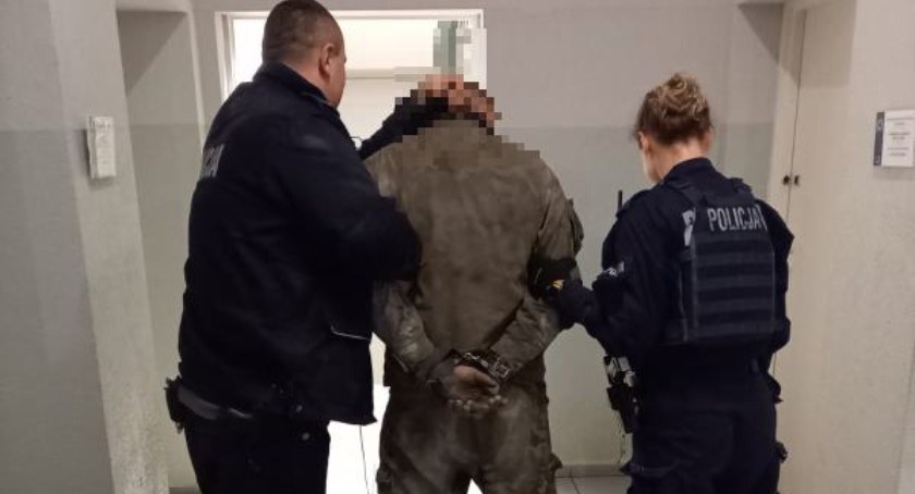 Schowali się przed policjantami pod naczepę tira