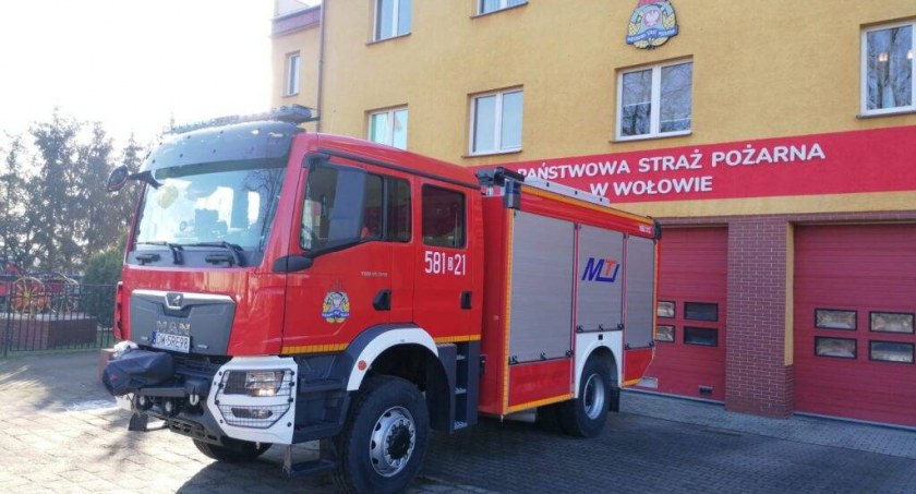 Mężczyzna zaklinował się w ziemiance. Na pomoc wezwano strażaków