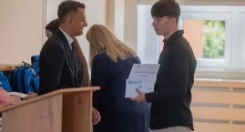 Zakończenie roku szkolnego w Brzegu Dolnym – wzruszenia, gratulacje i pożegnania