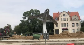 Historia pomnika-samolotu w Wołowie, który dumnie stanął na nowym rondzie