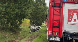 Dachowanie samochodu między Małowicami a Ścinawą