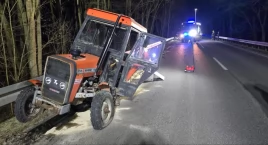 Poważny wypadek na trasie Wołów – Pełczyn. Osobówka uderzyła w ciągnik, dwie osoby w szpitalu