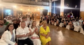 Świadectwa rozdane, ale na wakacje nie pojadą. W Lubiążu dzieci dostały jeszcze jeden, bezcenny prezent