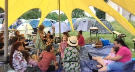 Lokalny akcent na SLOT Art Festival. Natalia Wach-Wojciechowska z Wołowa zachwyciła dzieci i rodziców w Lubiążu