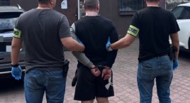 Biegał po ulicy z siekierą i groził, że zabije