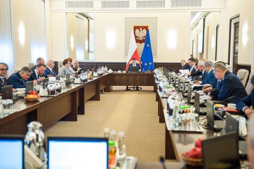 Ł. Szumowski: osoby z otoczenia zarażonego ministra są zdrowe