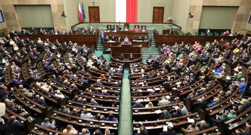 Sejmowa Komisja Zdrowia odrzuciła większość poprawek do projektu ustawy o niektórych zawodach medycznych