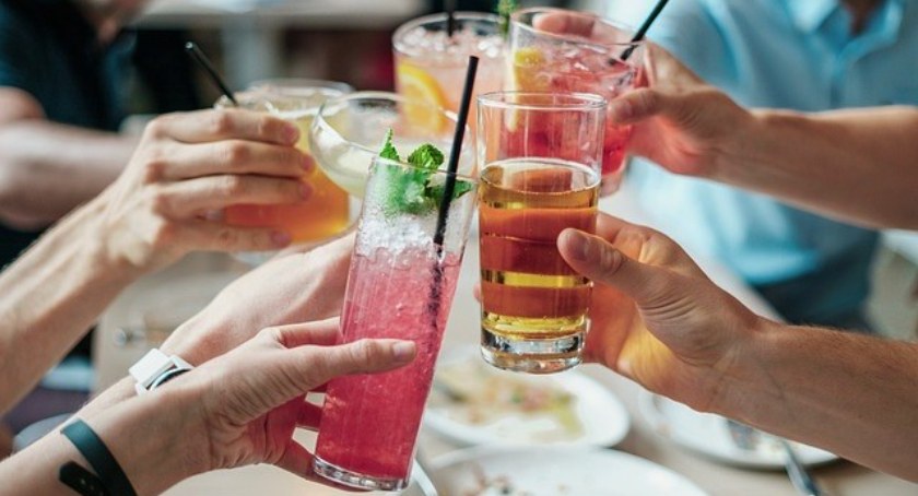 Nadmierne spożycie alkoholu może przyspieszyć postęp choroby Alzheimera