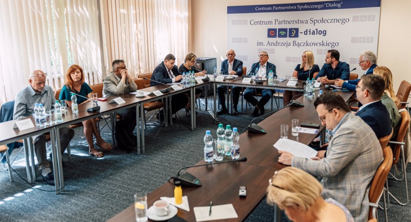 Równość szans na rynku pracy: Dlaczego zatrudnienie osób z niepełnosprawnościami jest ważne?