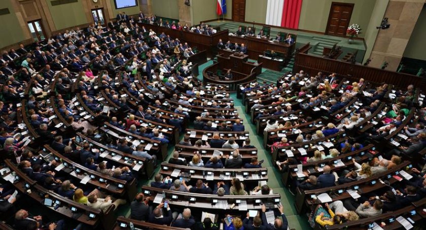 Sejm za dużą nowelizacją ustawy refundacyjnej