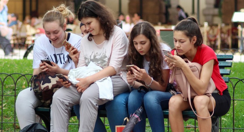 Co trzeci nastolatek nie jest w stanie funkcjonować bez smartfona