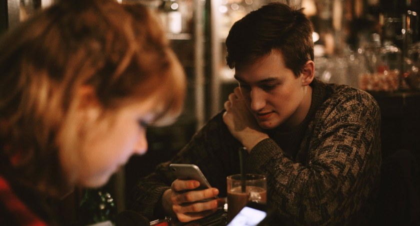 Telefon ponad wszystko. Psycholog: To droga do społecznej destrukcji