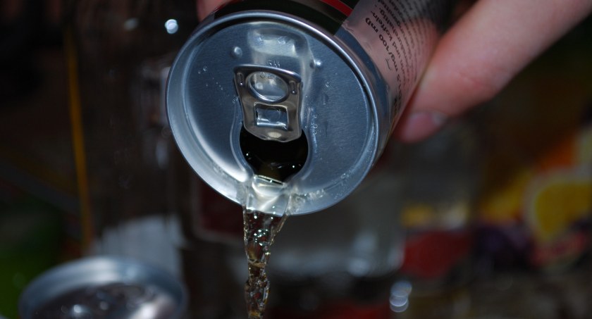 Zakaz sprzedaży energetyków nieletnim i w automatach. Od kiedy?