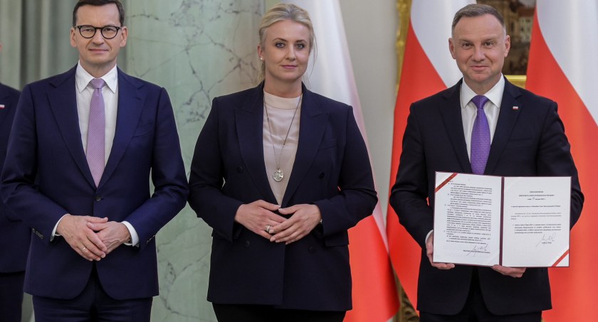 Bezpłatne leki dla dzieci i seniorów 65 plus. MZ: obwieszczenie listy leków na dniach