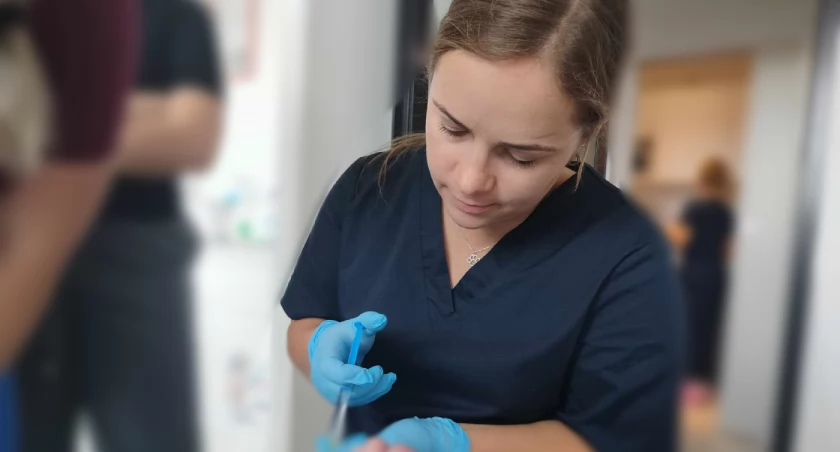 Co z nowoczesnym leczeniem ran? „Wciąż zleca się mycie szarym mydłem”