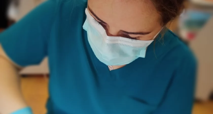 Pielęgnacja rany po operacji. Specjalistka: Tych zasad warto przestrzegać