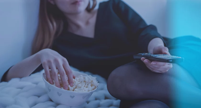 Wstawanie do toalety w nocy powiązane z oglądaniem telewizji za dnia