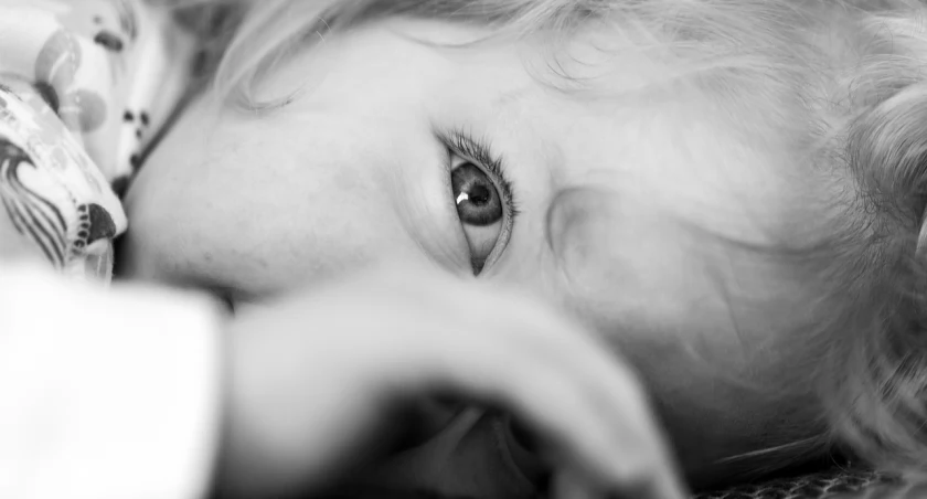 Jak rozmawiać z dzieckiem o śmierci bliskiej osoby? Psycholog: Dajmy bezpieczną przestrzeń